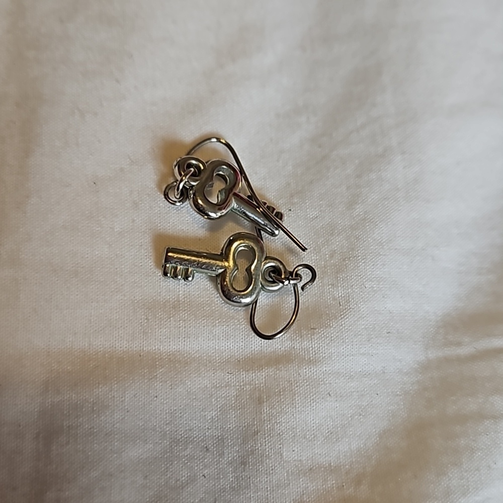 🪅 Small Key Earrings